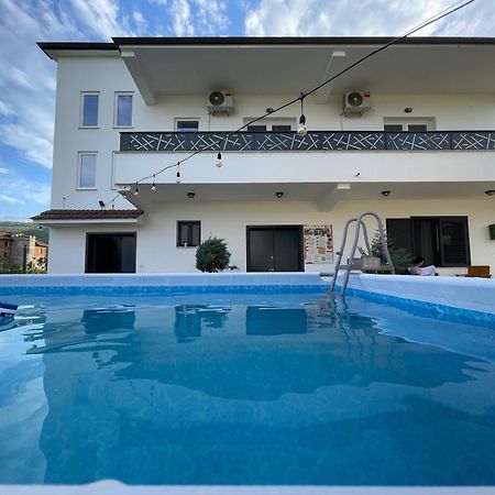 בראט Baza Hostel - Swimming Pool מראה חיצוני תמונה