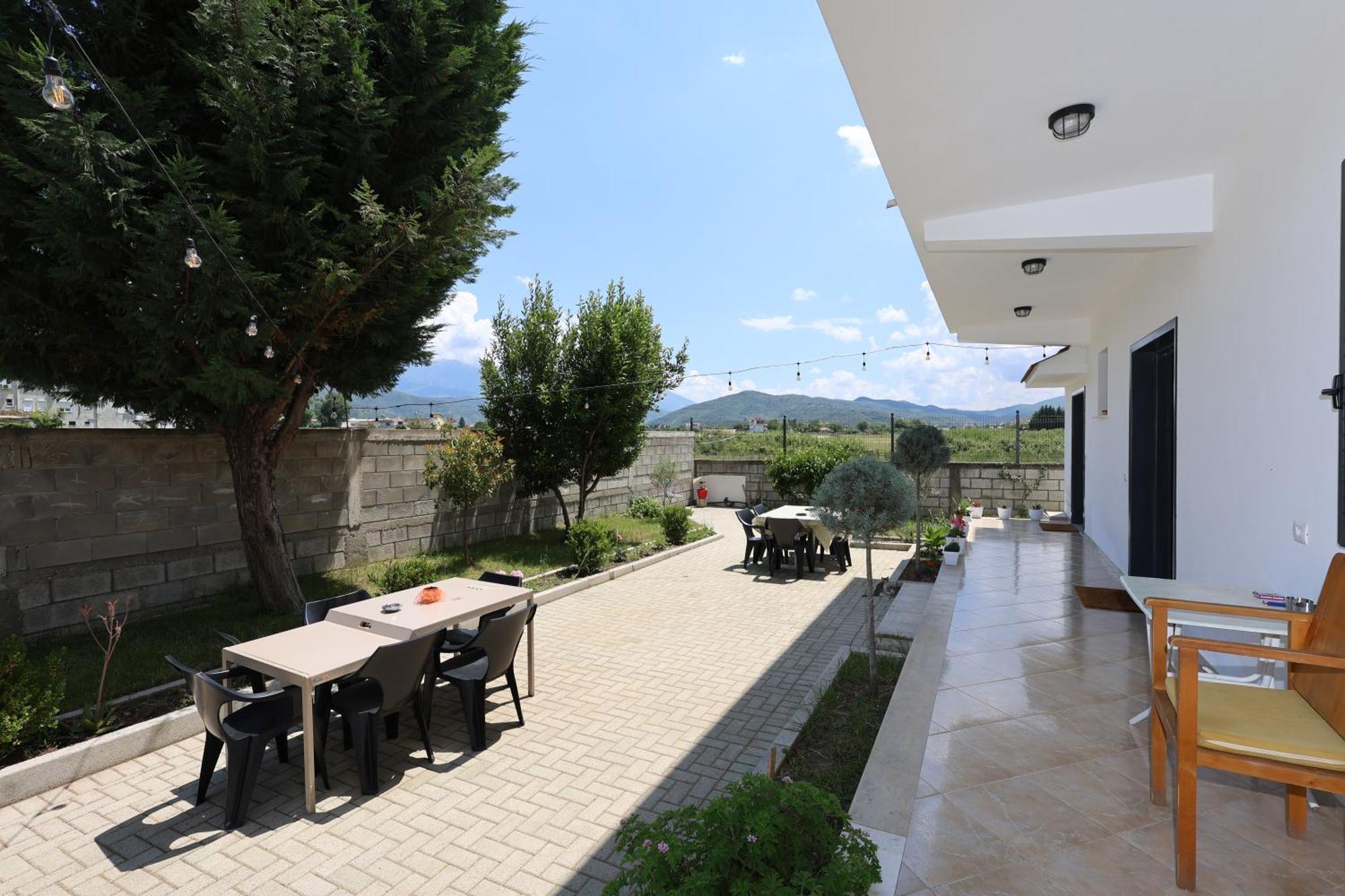 בראט Baza Hostel - Swimming Pool מראה חיצוני תמונה