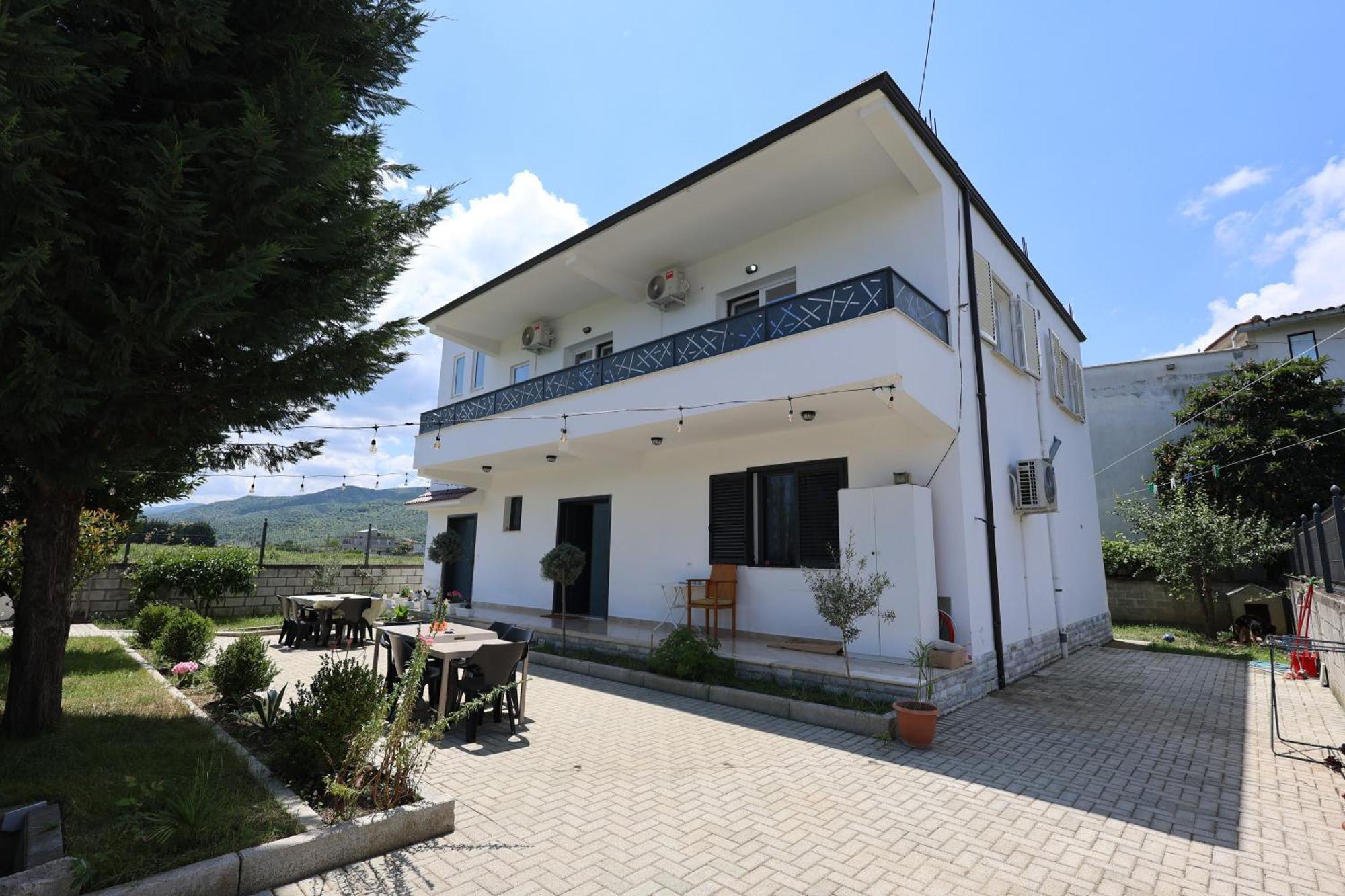 בראט Baza Hostel - Swimming Pool מראה חיצוני תמונה
