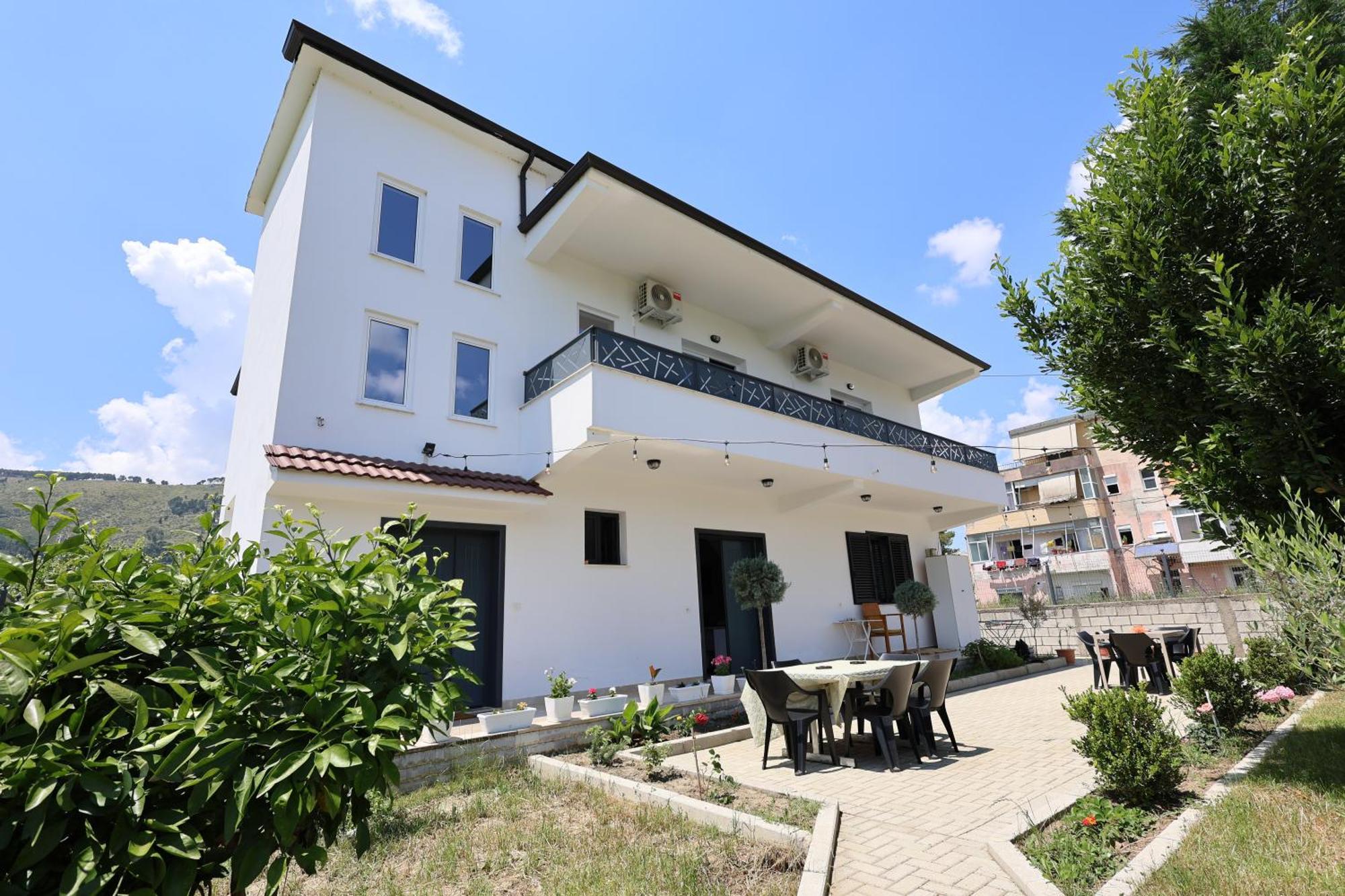 בראט Baza Hostel - Swimming Pool מראה חיצוני תמונה