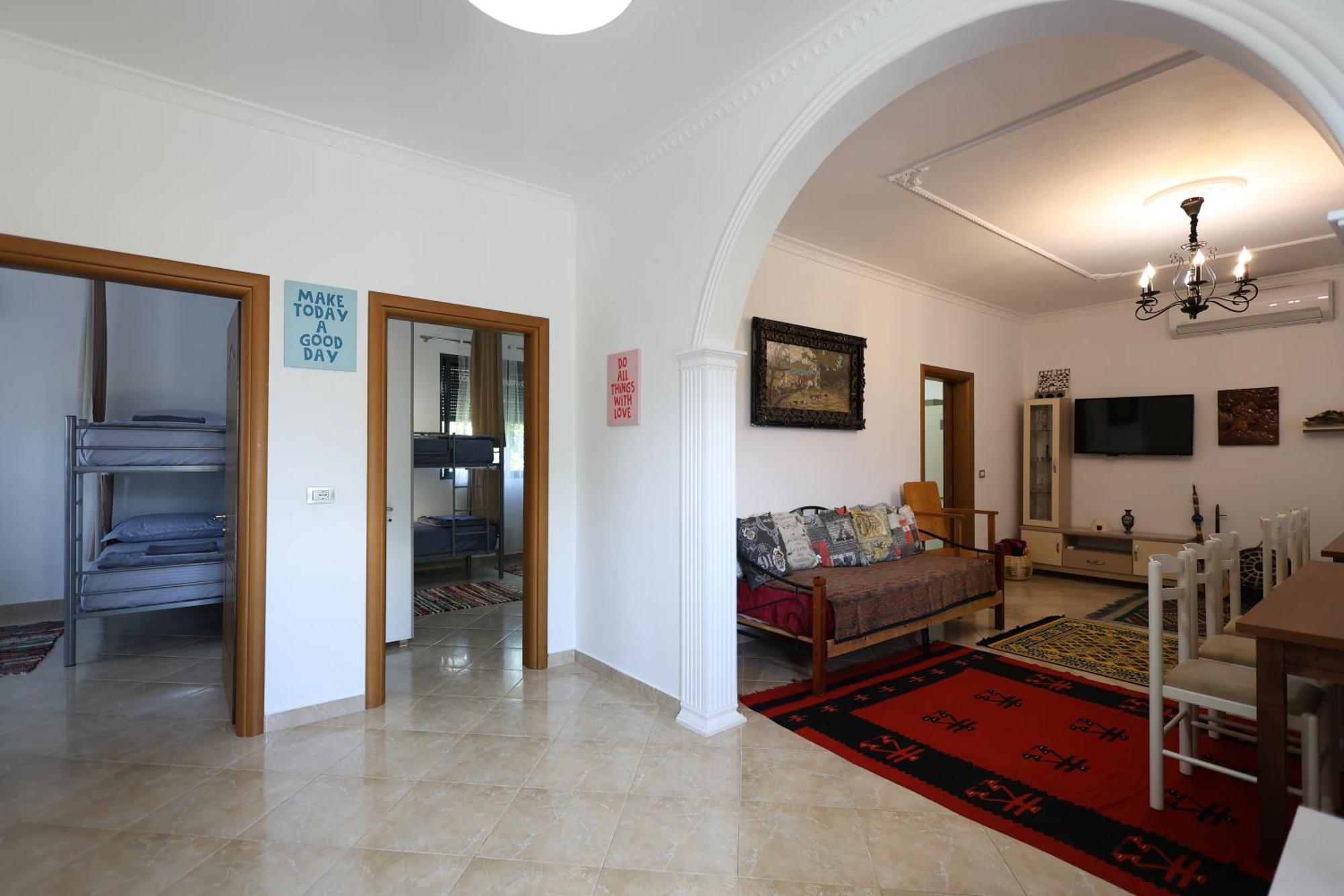 בראט Baza Hostel - Swimming Pool מראה חיצוני תמונה