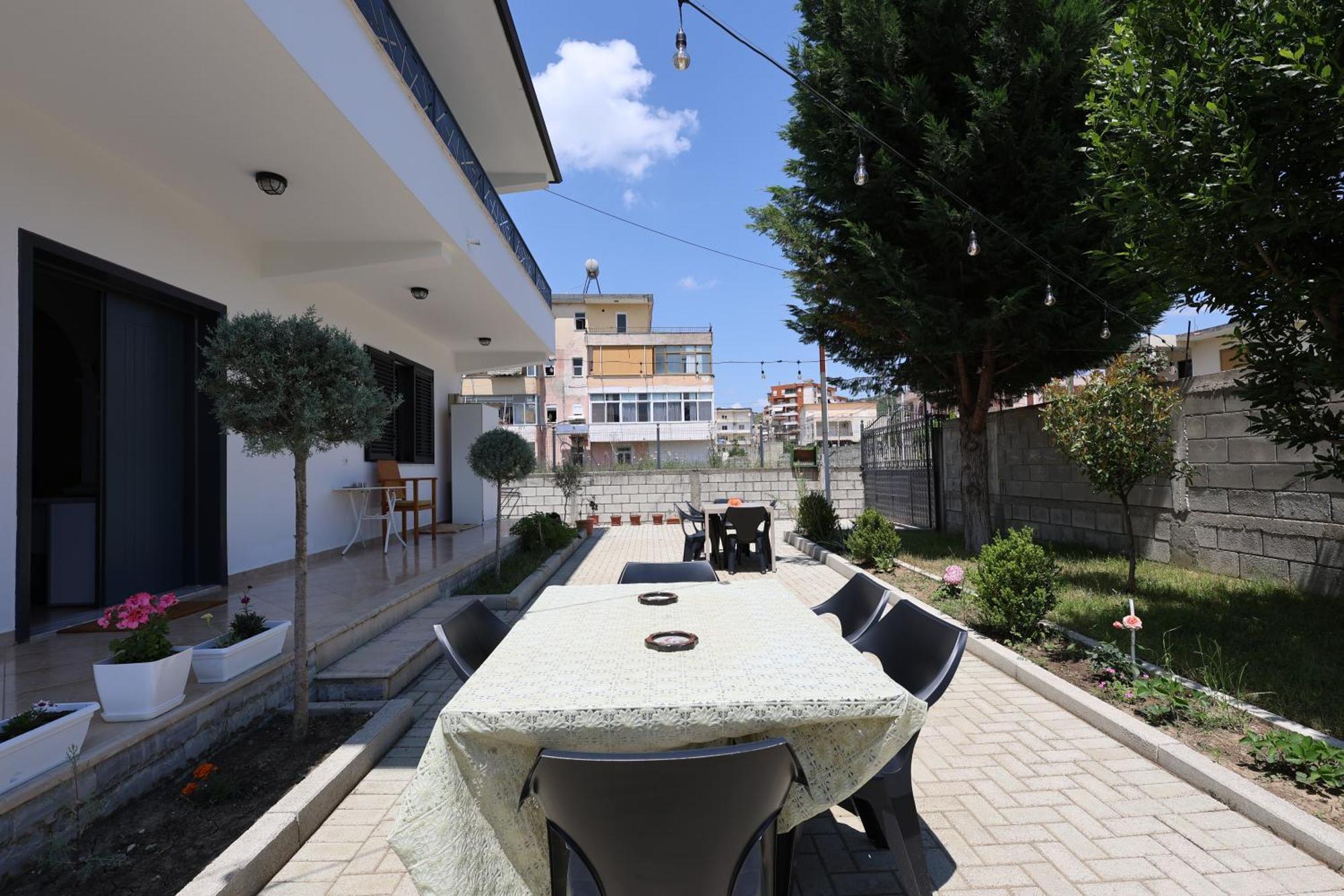 בראט Baza Hostel - Swimming Pool מראה חיצוני תמונה