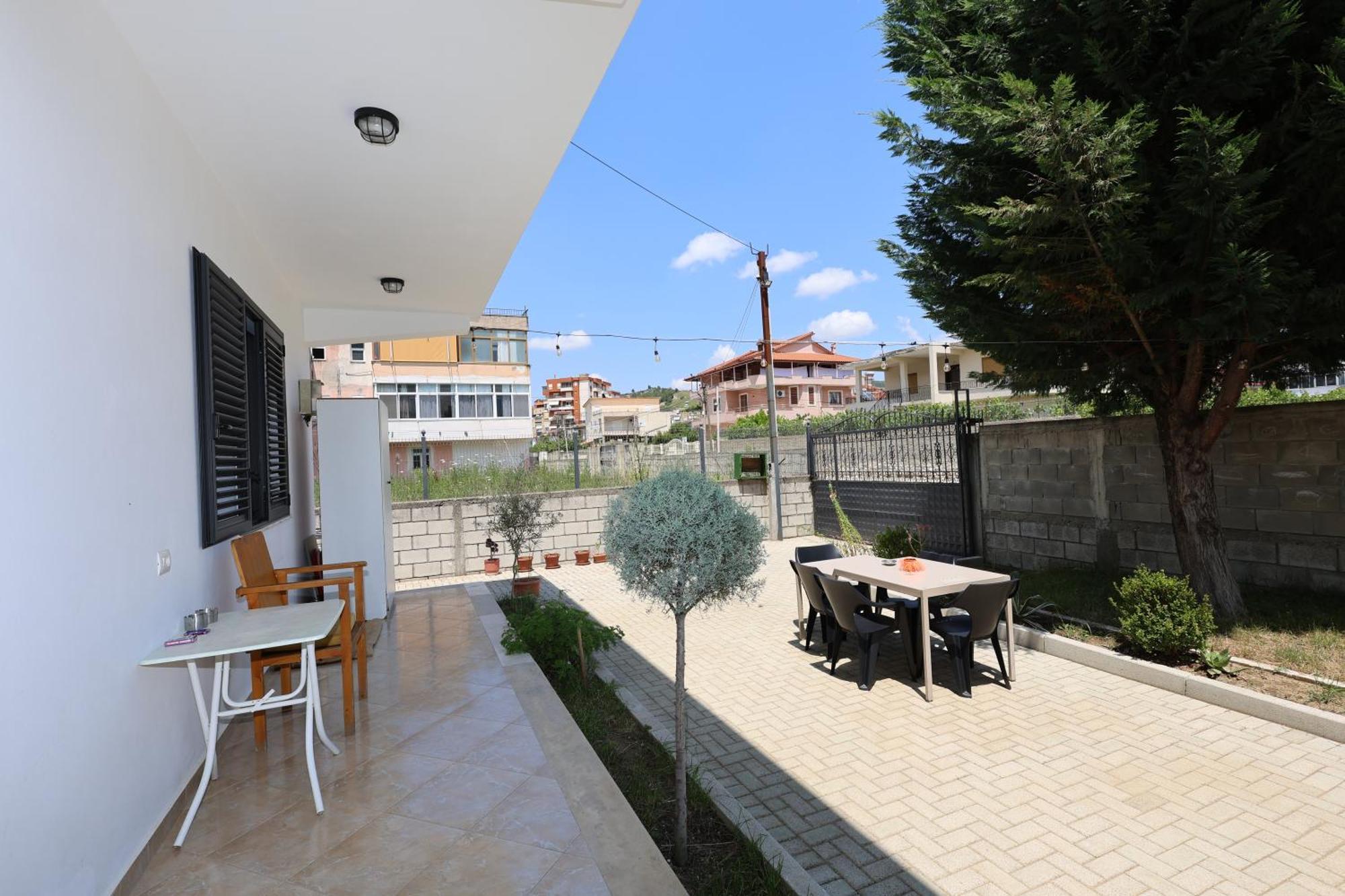בראט Baza Hostel - Swimming Pool מראה חיצוני תמונה