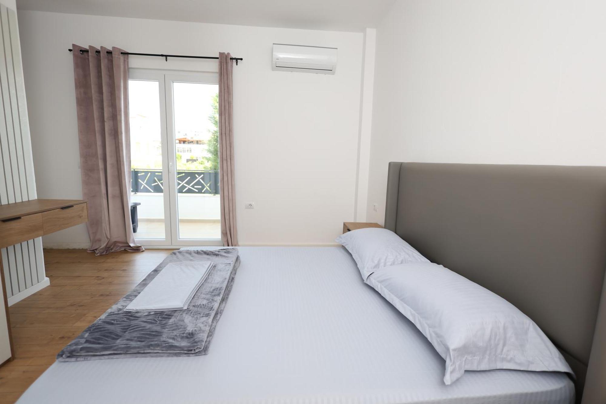 בראט Baza Hostel - Swimming Pool מראה חיצוני תמונה