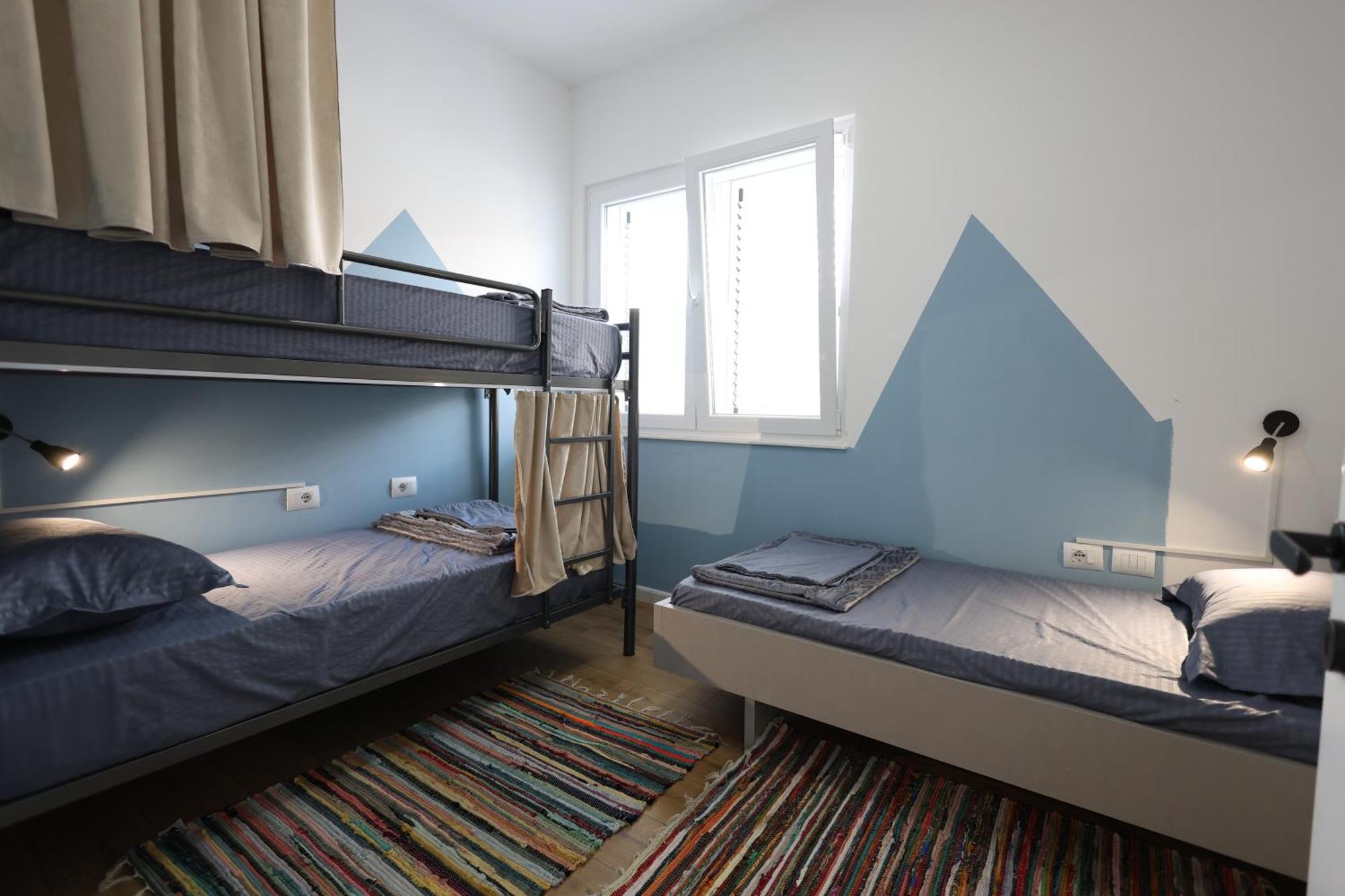 בראט Baza Hostel - Swimming Pool מראה חיצוני תמונה