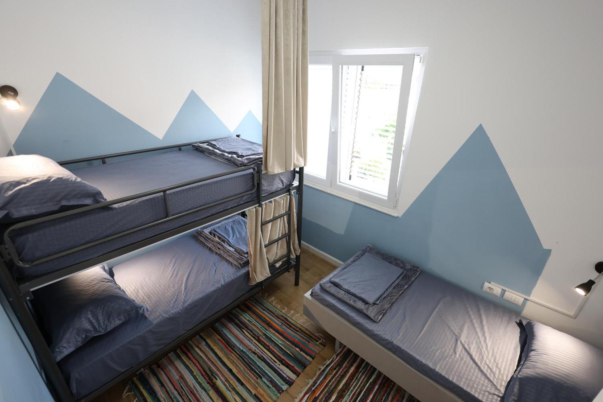 בראט Baza Hostel - Swimming Pool מראה חיצוני תמונה