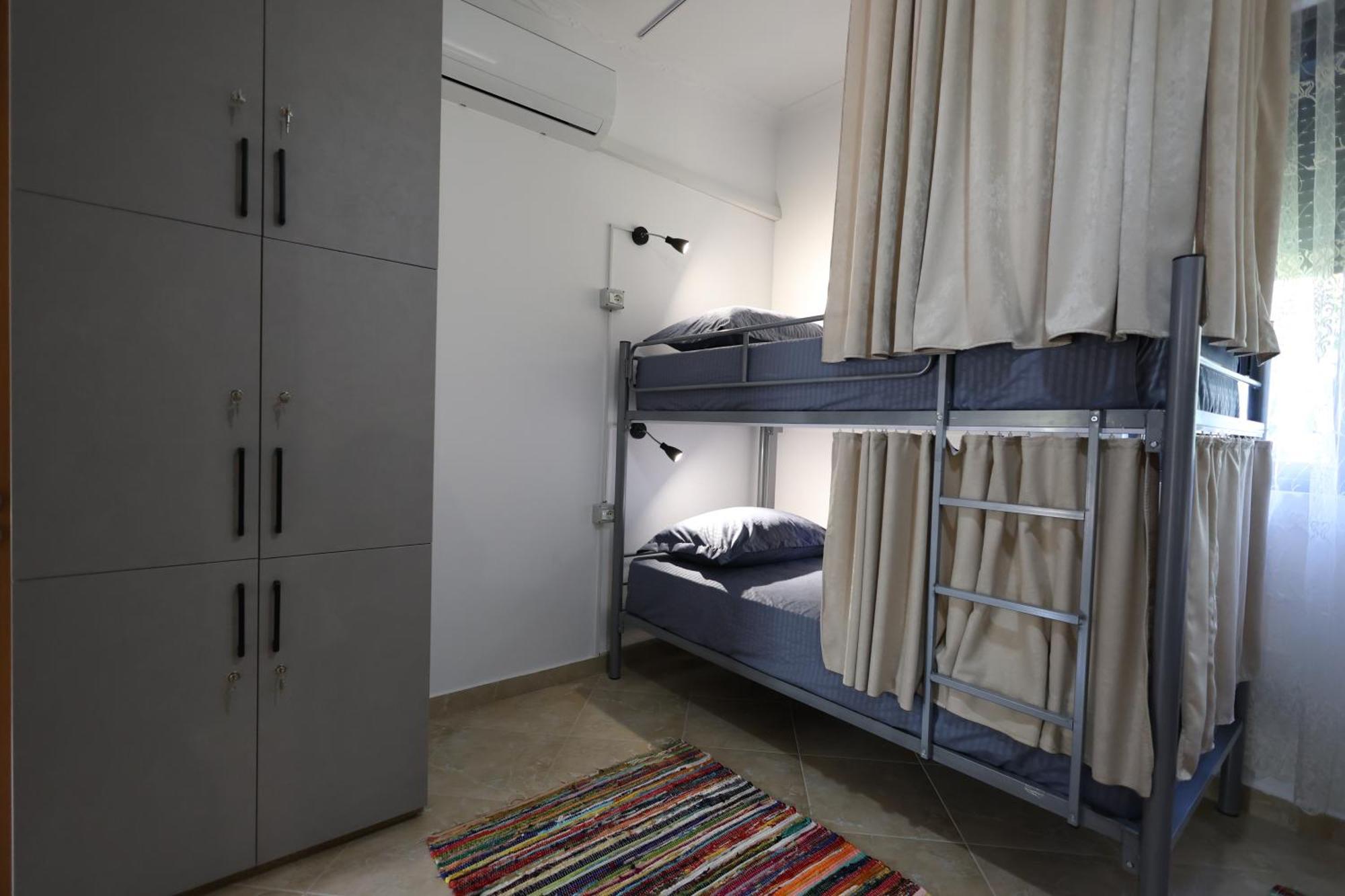 בראט Baza Hostel - Swimming Pool מראה חיצוני תמונה