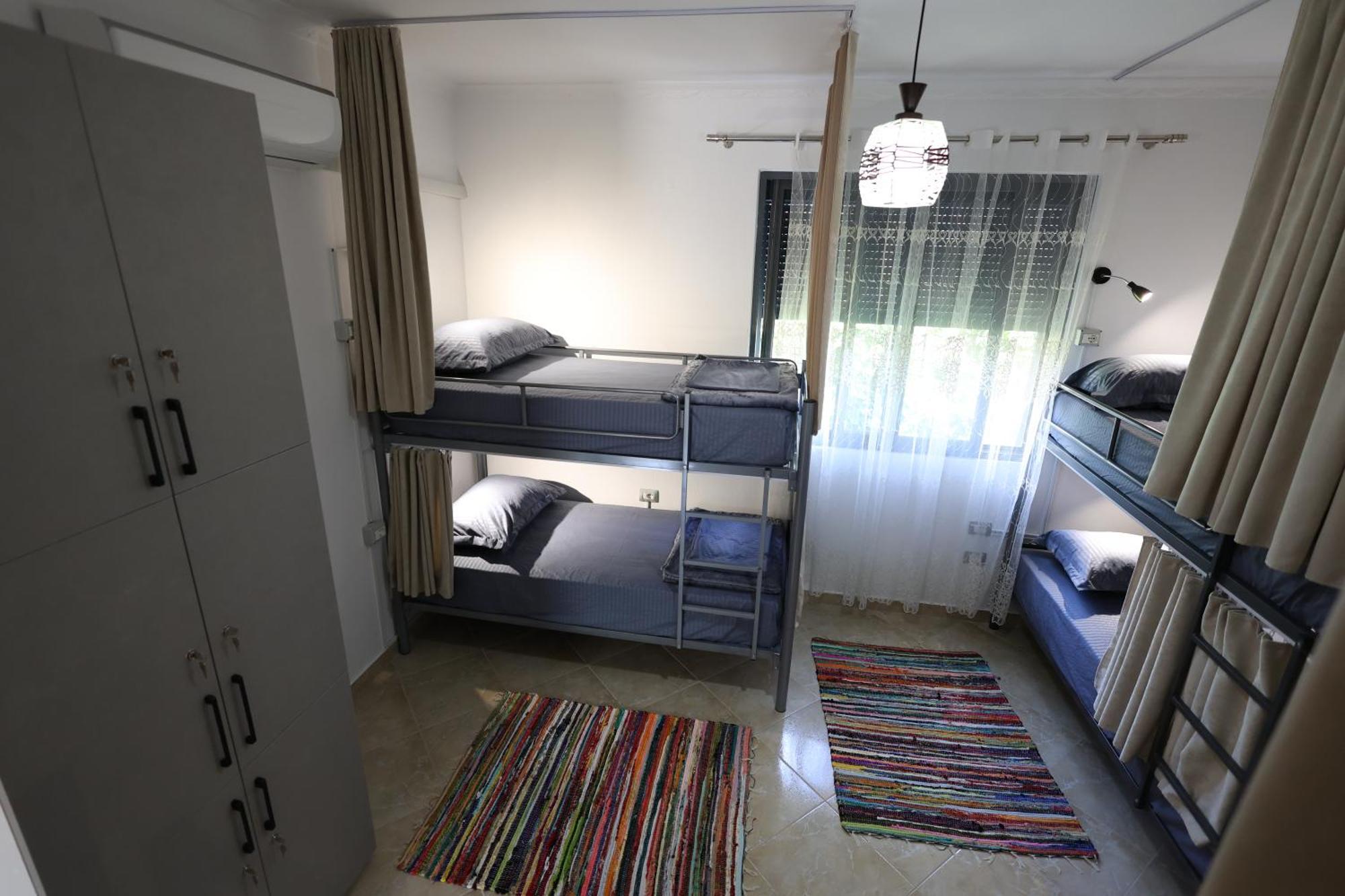 בראט Baza Hostel - Swimming Pool מראה חיצוני תמונה