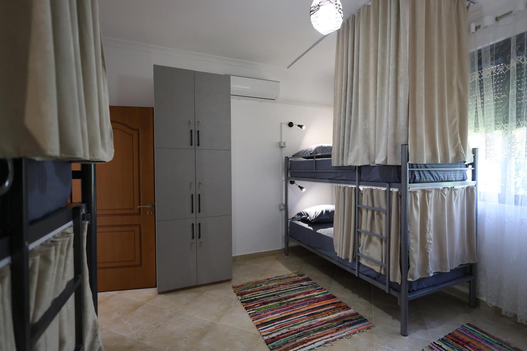 בראט Baza Hostel - Swimming Pool מראה חיצוני תמונה