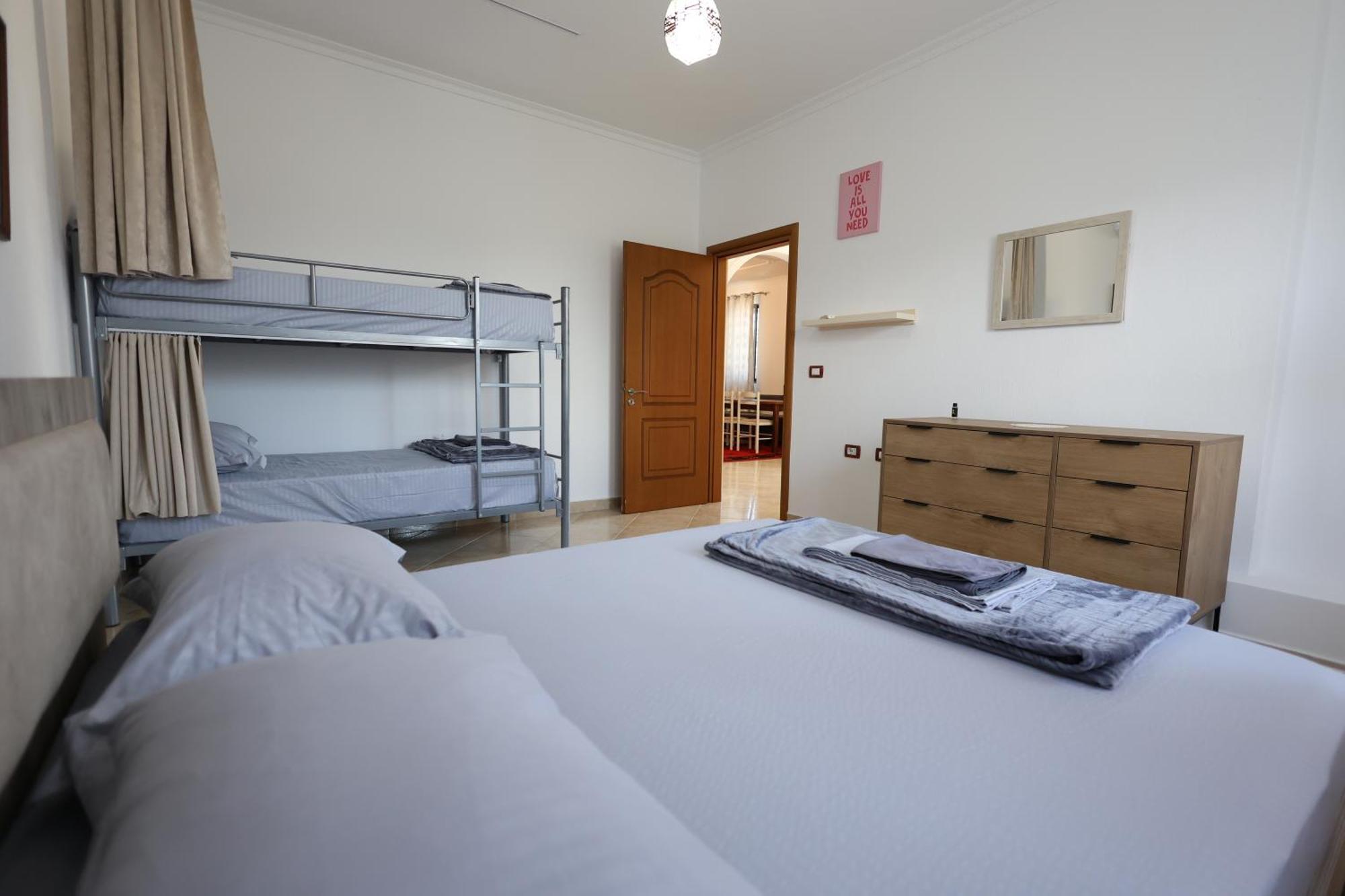 בראט Baza Hostel - Swimming Pool מראה חיצוני תמונה