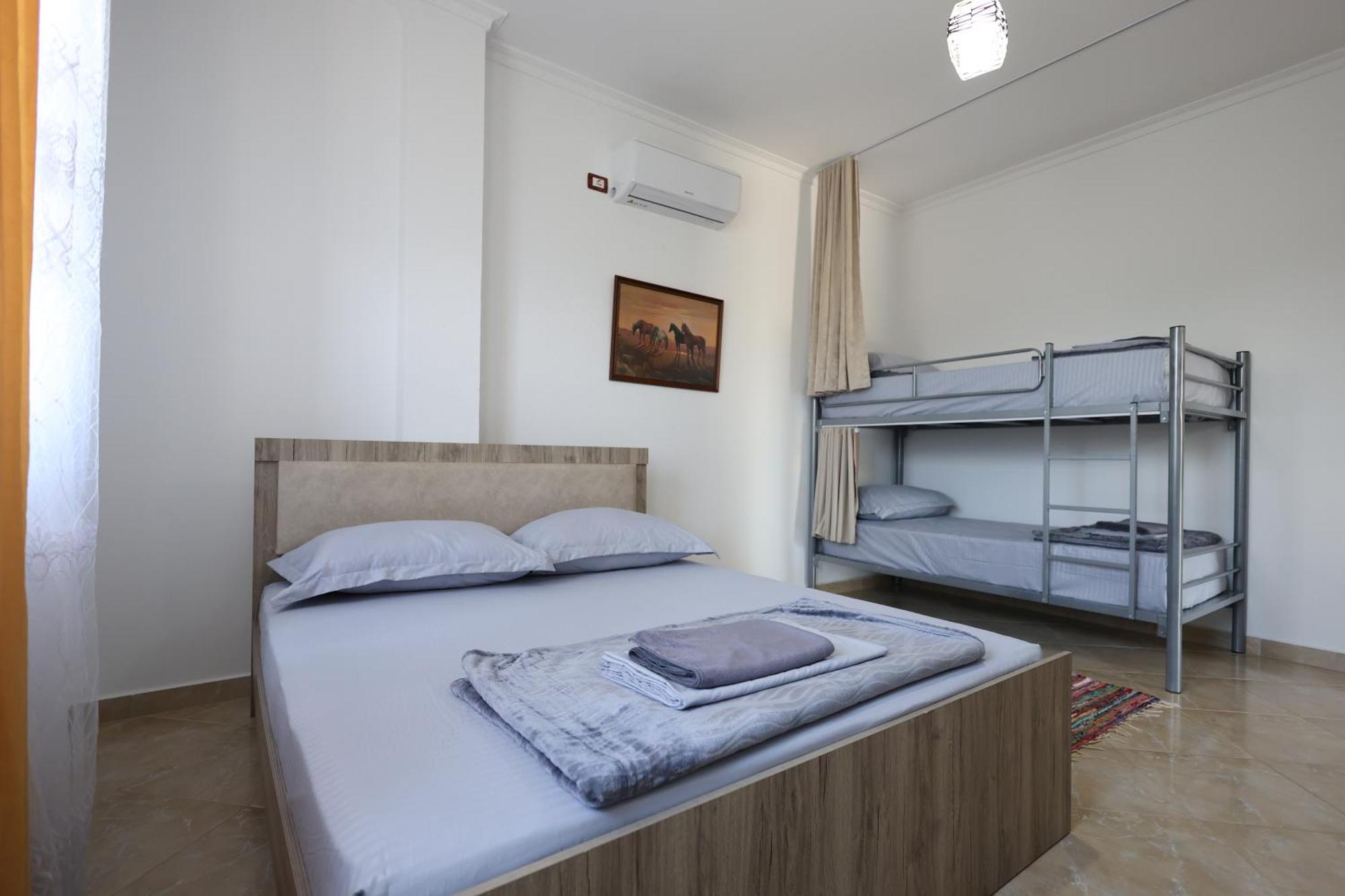 בראט Baza Hostel - Swimming Pool מראה חיצוני תמונה
