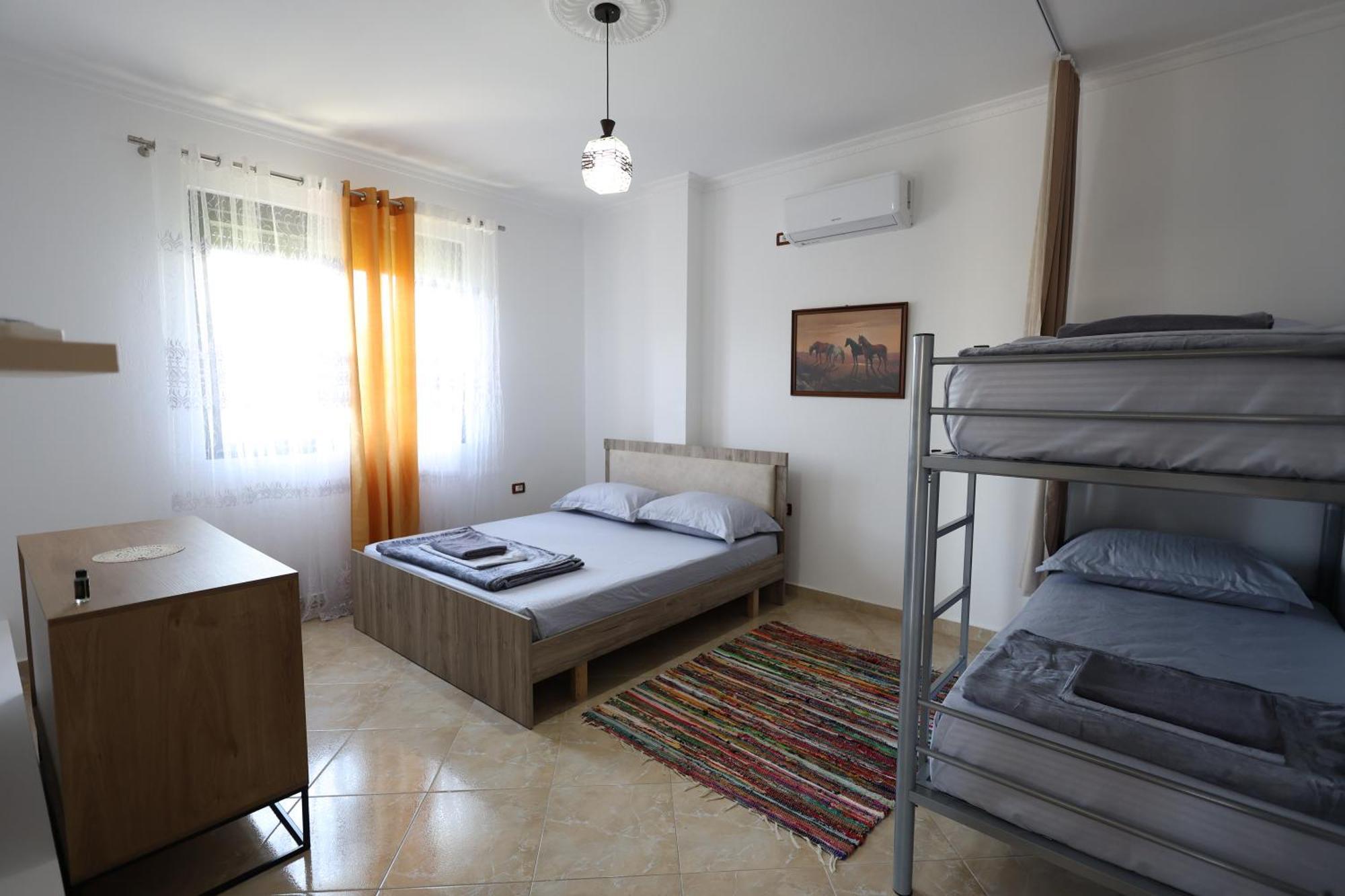בראט Baza Hostel - Swimming Pool מראה חיצוני תמונה