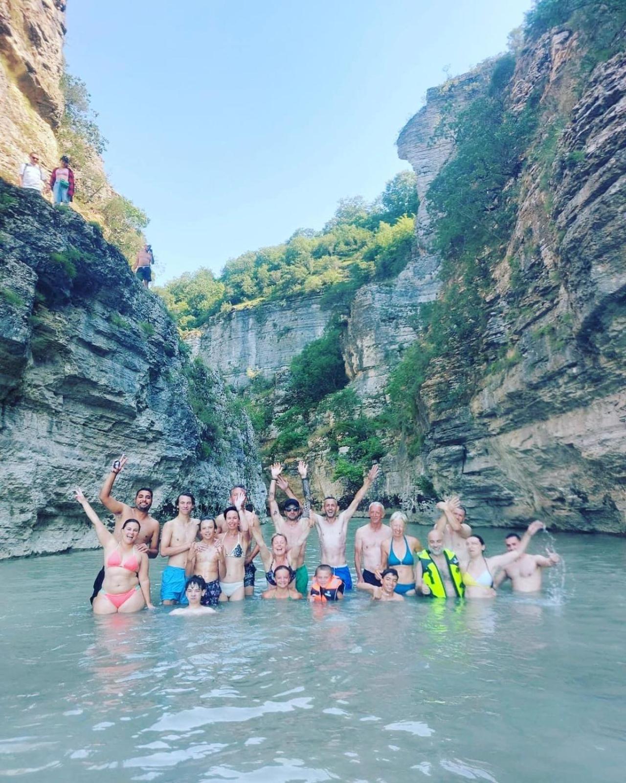 בראט Baza Hostel - Swimming Pool מראה חיצוני תמונה