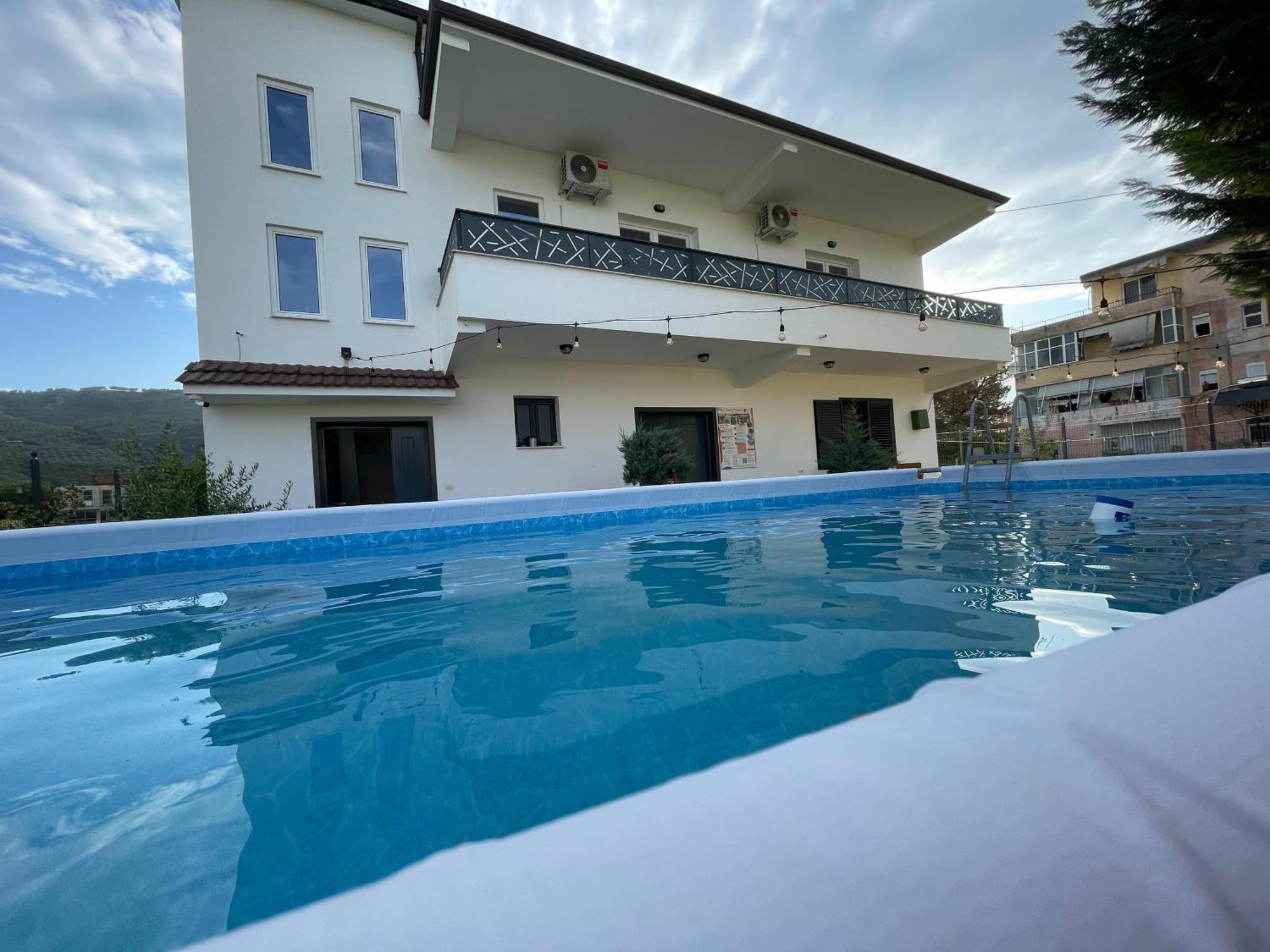 בראט Baza Hostel - Swimming Pool מראה חיצוני תמונה
