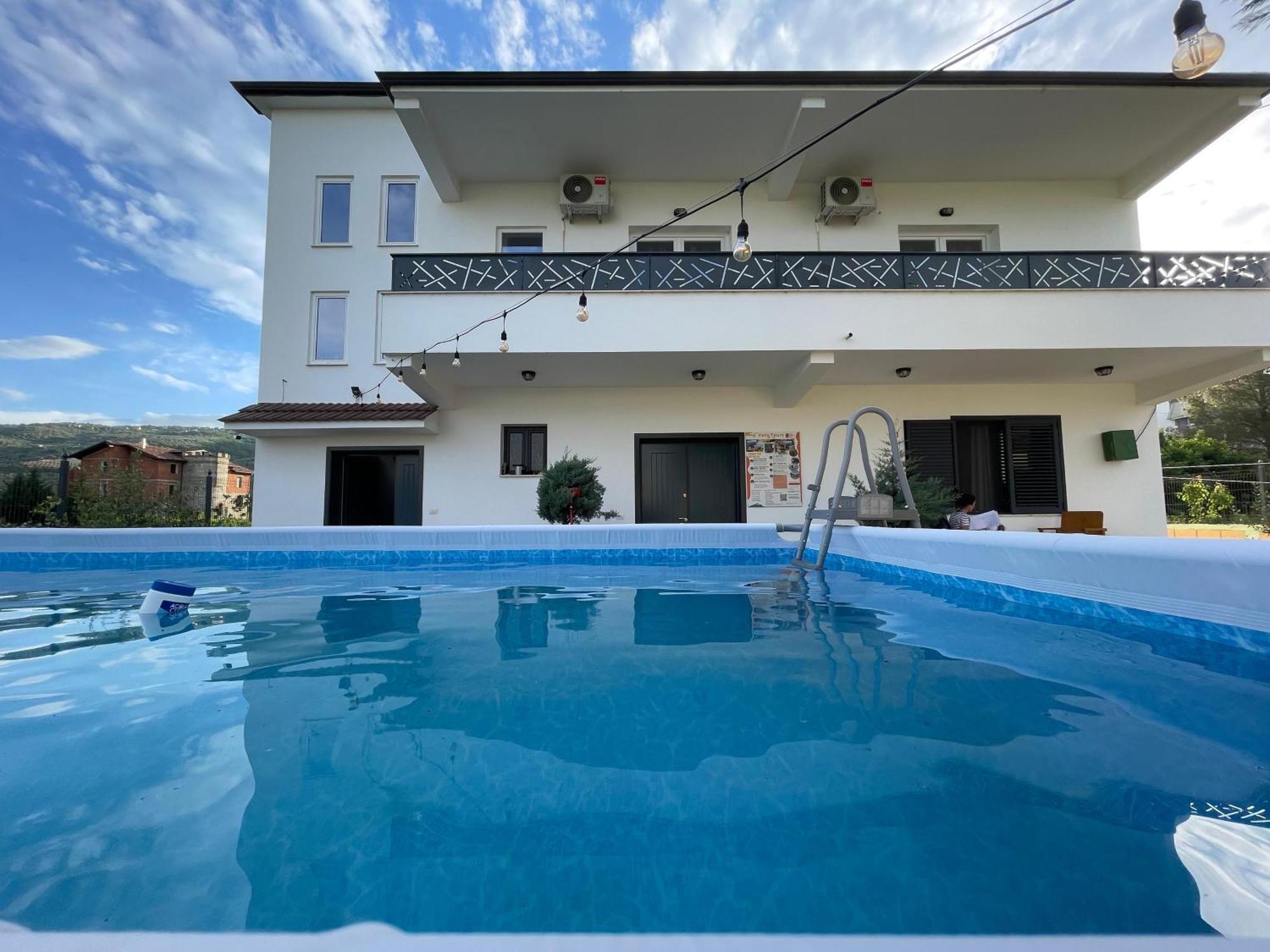 בראט Baza Hostel - Swimming Pool מראה חיצוני תמונה