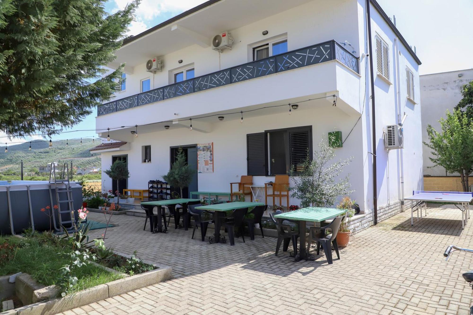 בראט Baza Hostel - Swimming Pool מראה חיצוני תמונה