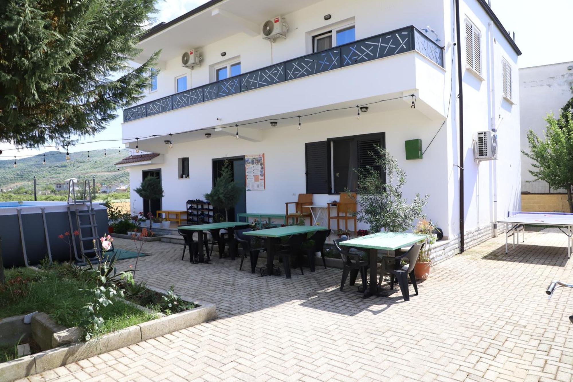 בראט Baza Hostel - Swimming Pool מראה חיצוני תמונה