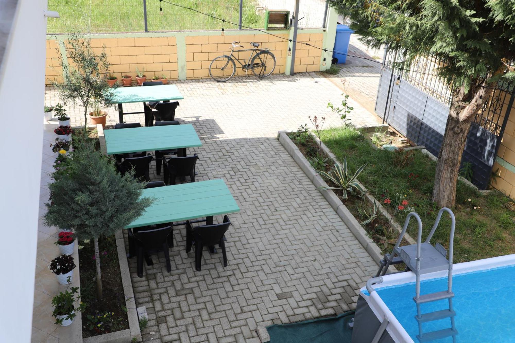 בראט Baza Hostel - Swimming Pool מראה חיצוני תמונה